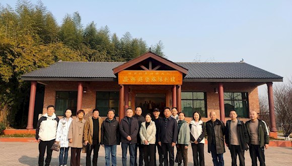 帮扶入户显关怀　党建活动明历史